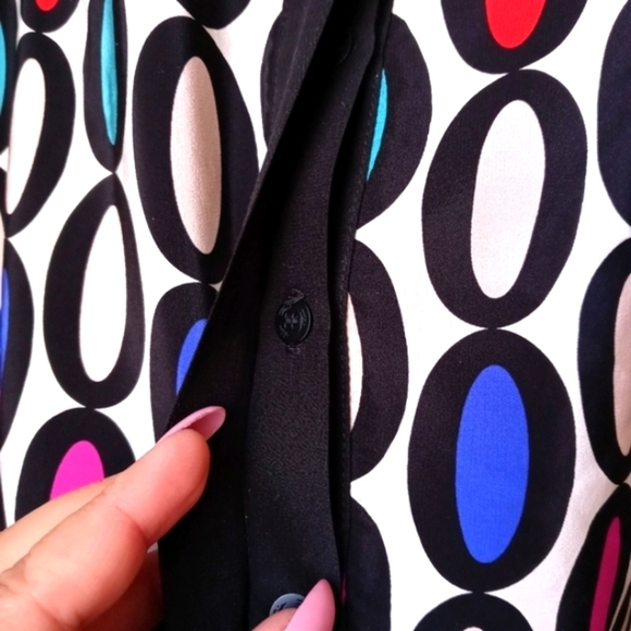 Trina Turk  100 % Silk  Blouse. - Picture 9 of 9